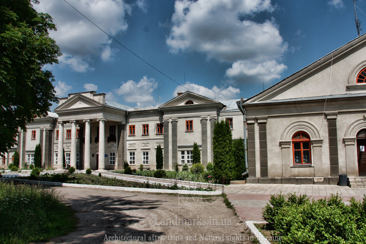 Головний фасад палацу Антополя