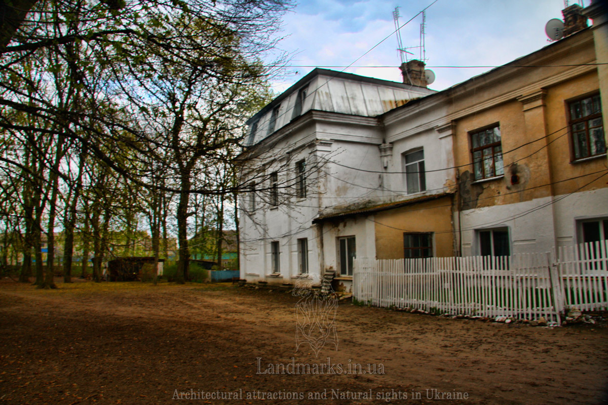Палац Ярошинських розташований в парку
