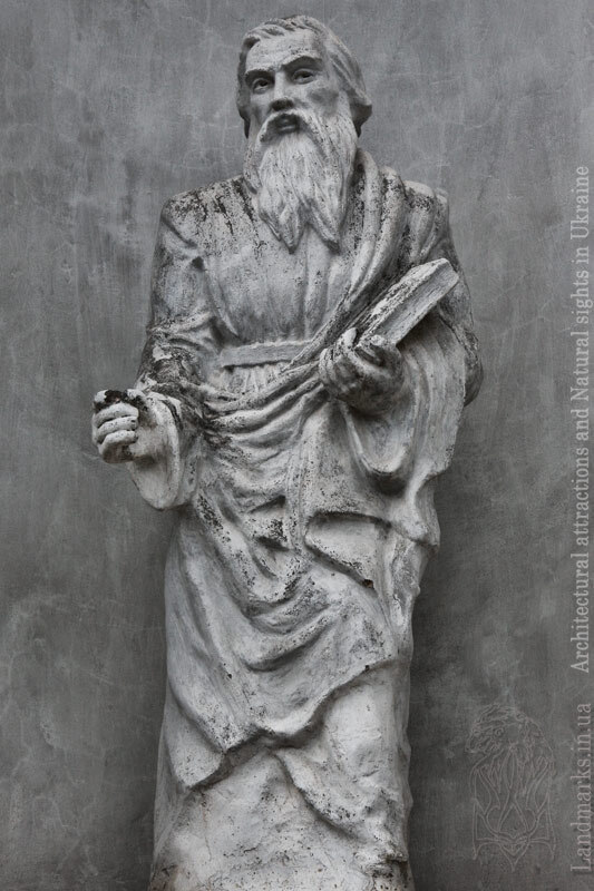 Статуї костелу в Брацлаві
