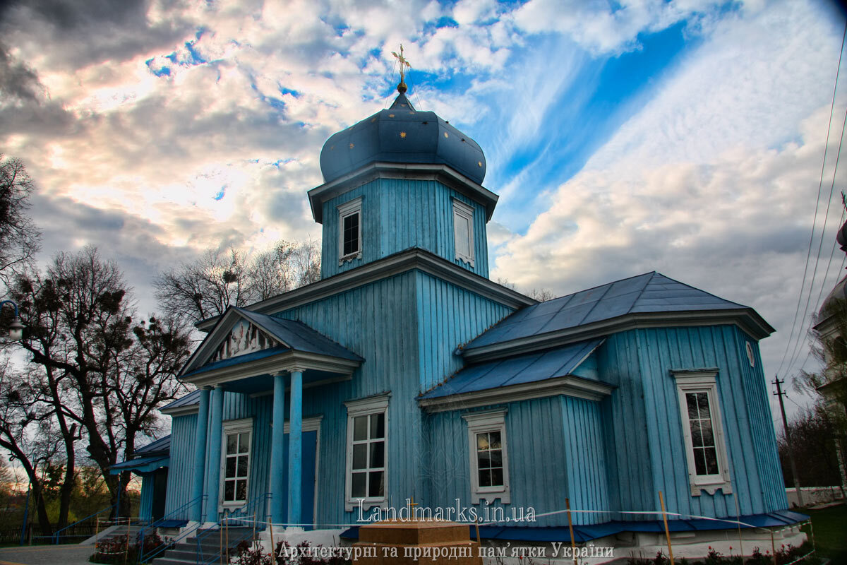 Блакитна дерев'яна церква в Іллінцях