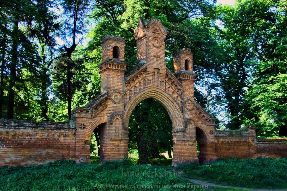 Брама на старий цвинтар в Олиці. Польські кладовища на Волині
