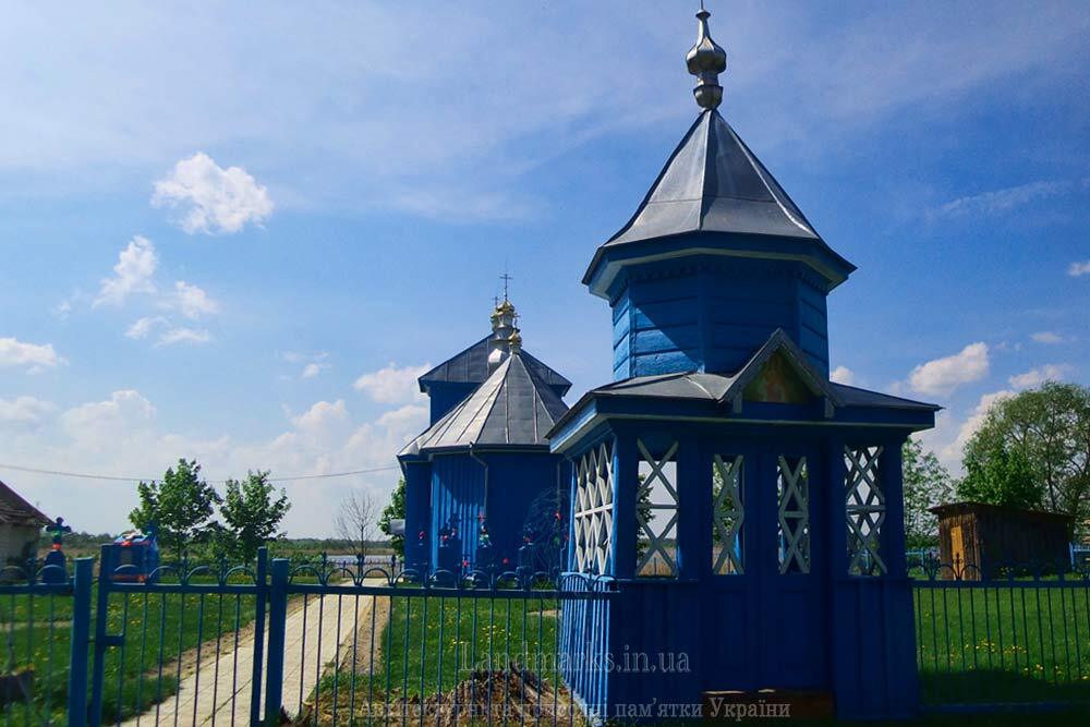 Церква в Острів'ї Волинська область ракурс з села