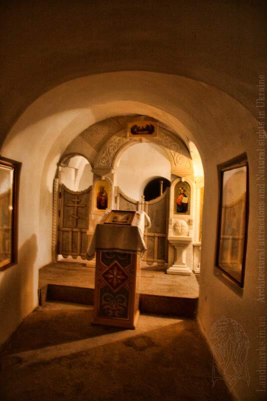Підземний храм зимненського монастиря Cave church