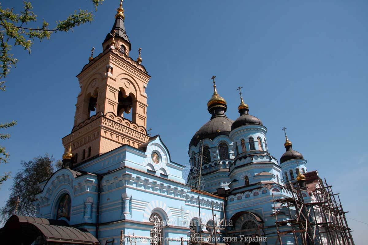 Церква в Новоекономічному Донецької області - взірець псевдоруського стилю