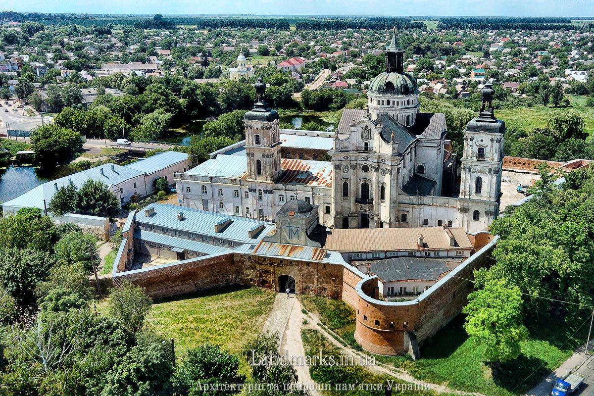 Монастир в Бердичіві з висоти пташиного польоту. Фото з дрону