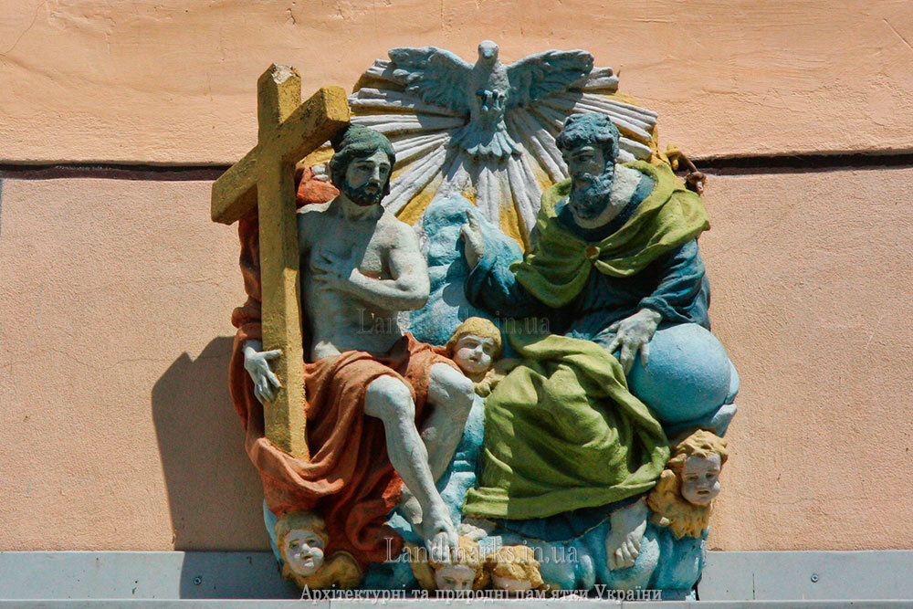 Скульптурна композиція над входом до костелу у Вилоку
