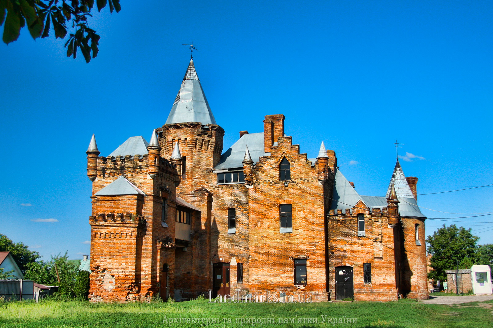 Popov Castle was built in the style of English castles