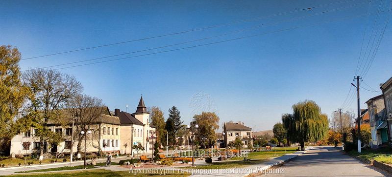 Центр села, ратуша ліворуч, фото жовтень, 2018 р