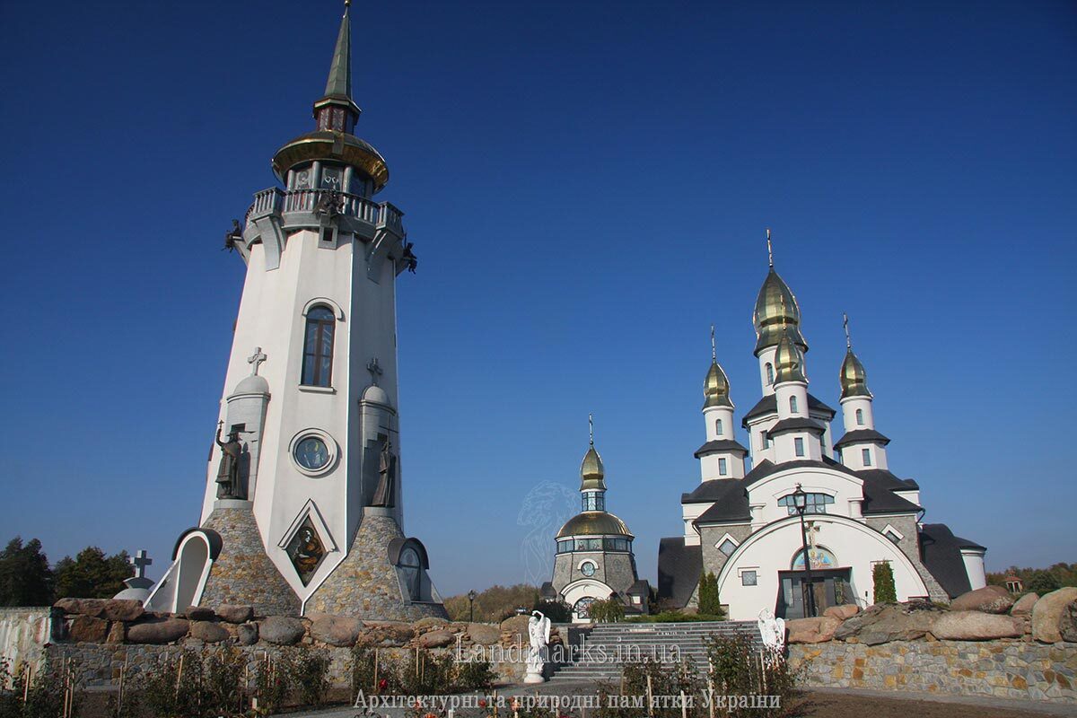 Церква та дзвіниця, фото жовтень, 2015 р