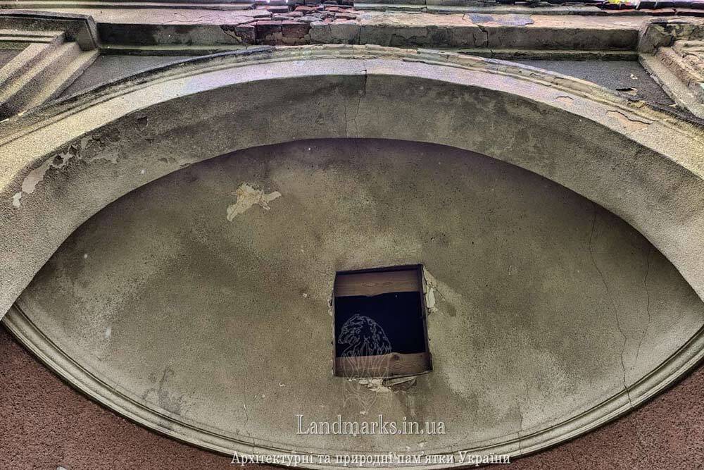 Портал бічного фасаду палацику в Квітневому
