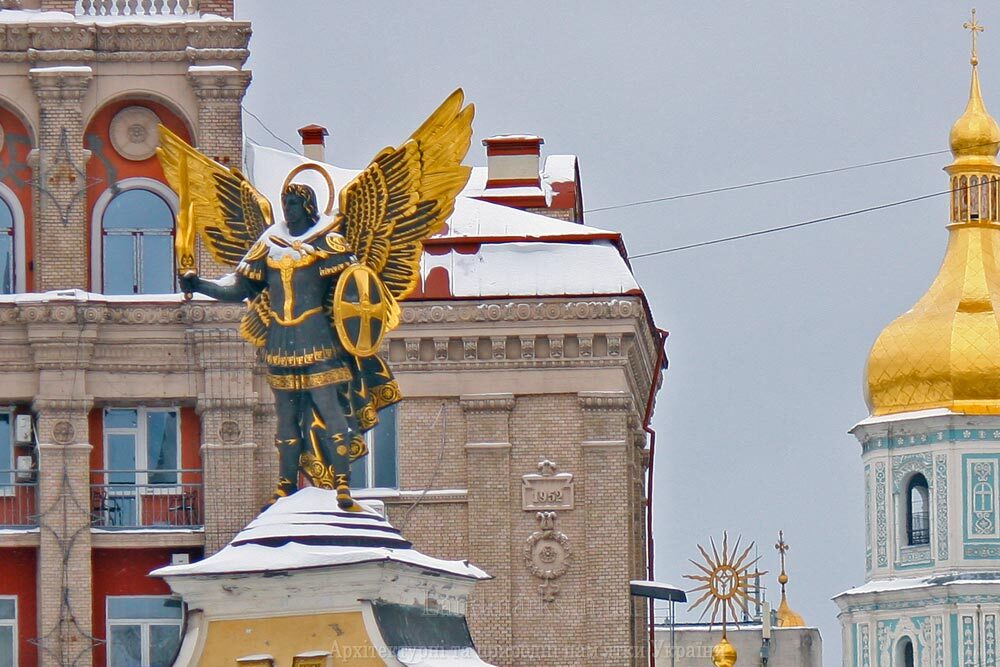 Небесний покровитель Києва архангел Михаїл на Лядських воротах в Києві