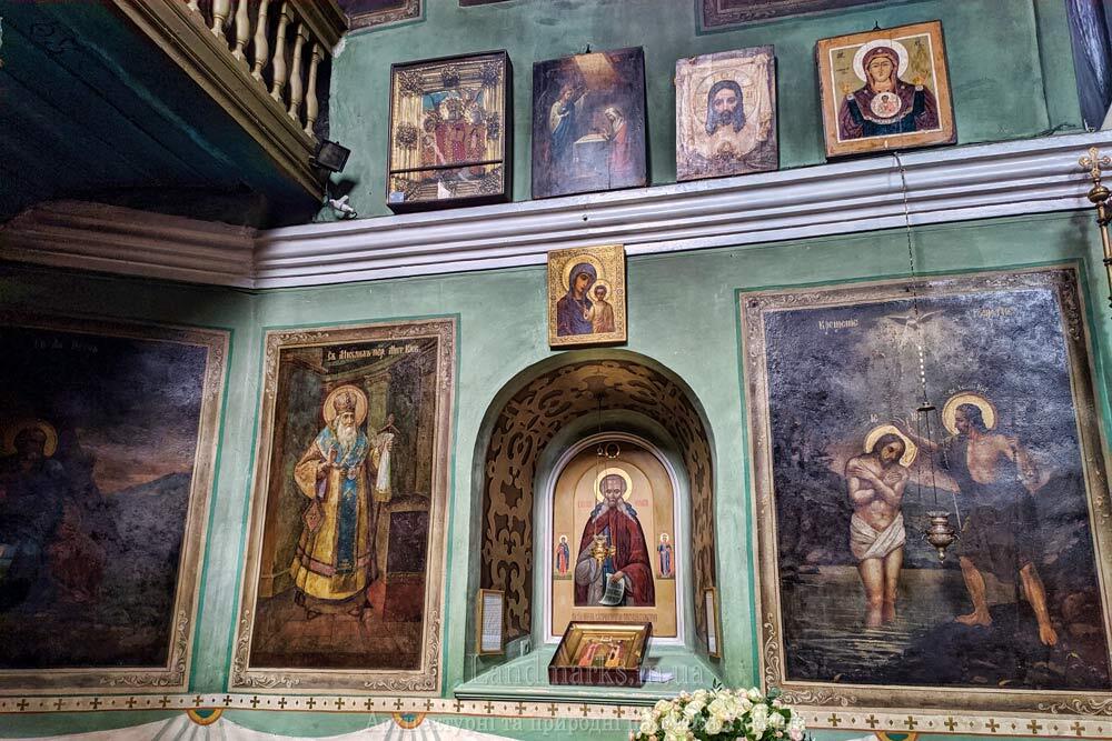 Інтер'єр Іллінського храму прикрашений картинами та іконами