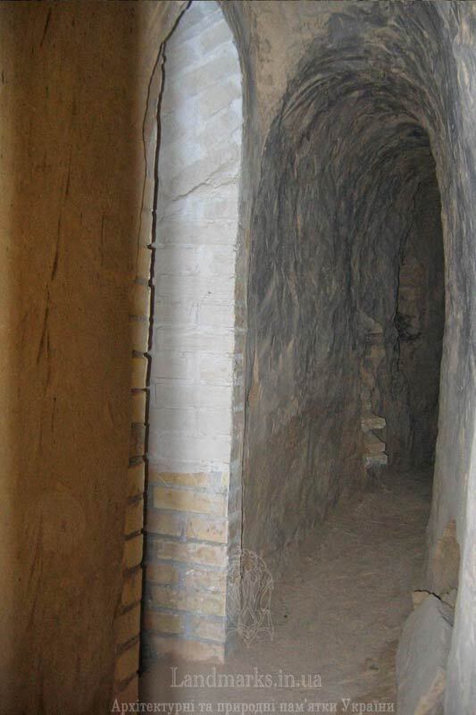 Вузький вхід тунель в печеру Китаєвської пустині