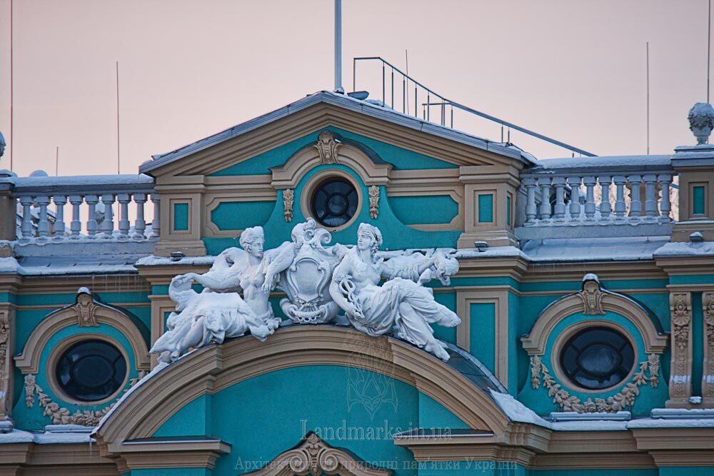 Оздоблення головного входу Маріїнського палацу дві прекрасні статуї