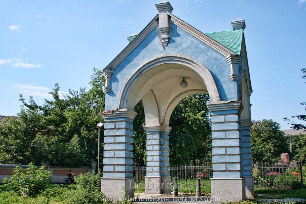 Альтанка з водою на території церкви Миколи Набережного