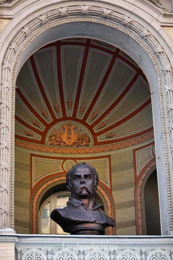 Бюст Шевченка на фасаді опери