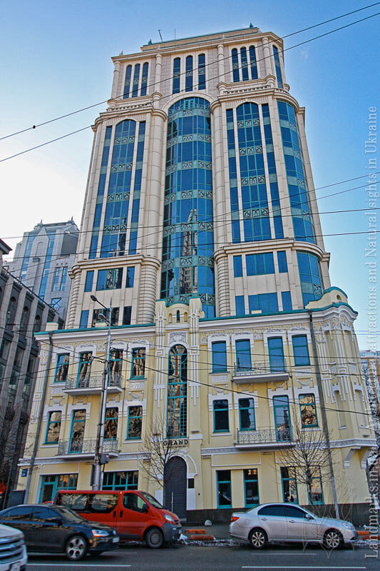 Приклад поєднання старовинної та сучасної будівлі