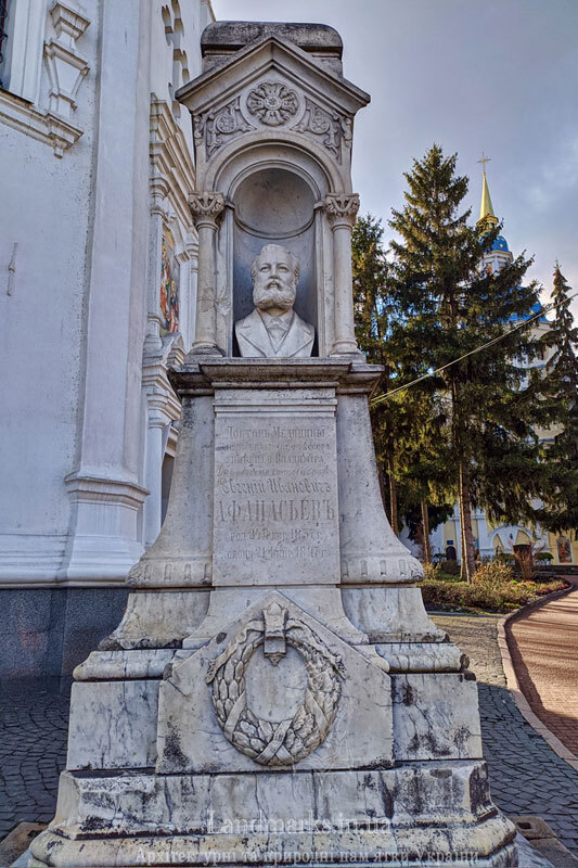 Могила Євгена Афанасьєва. Некрополь Видубицького монастиря