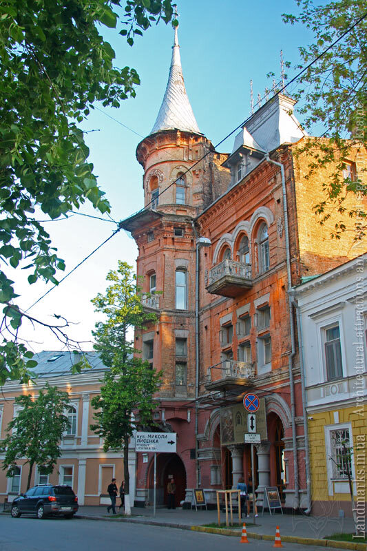 Будинок наче замок на Ярославому Валі