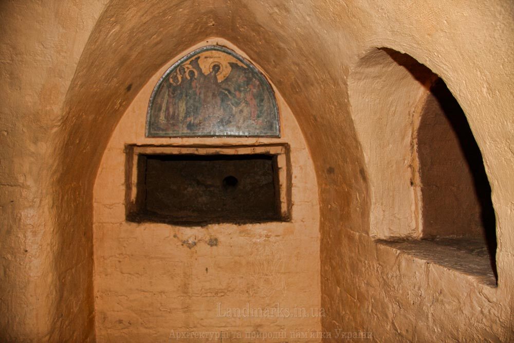 всередині печер звіринецького монастиря