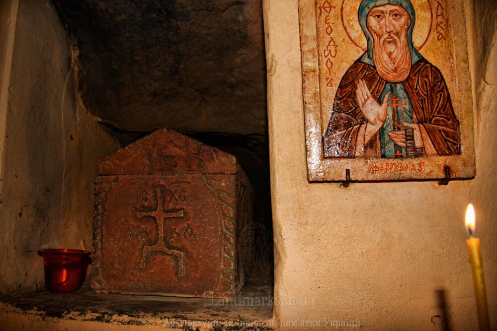 всередині печер звіринецького монастиря