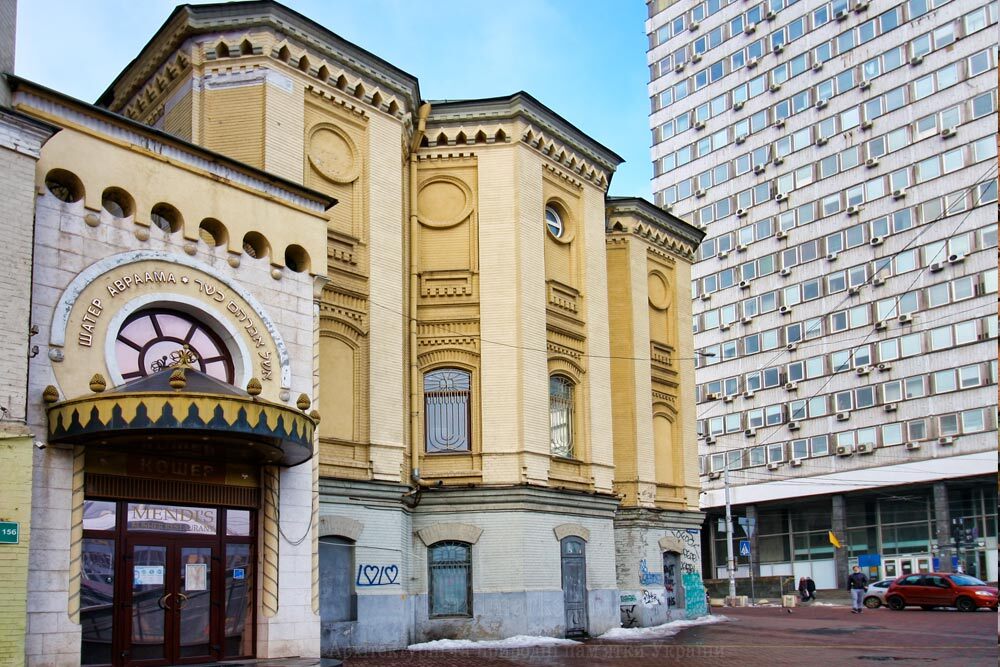 Скромний вигляд синагоги з вулиці Еспландна