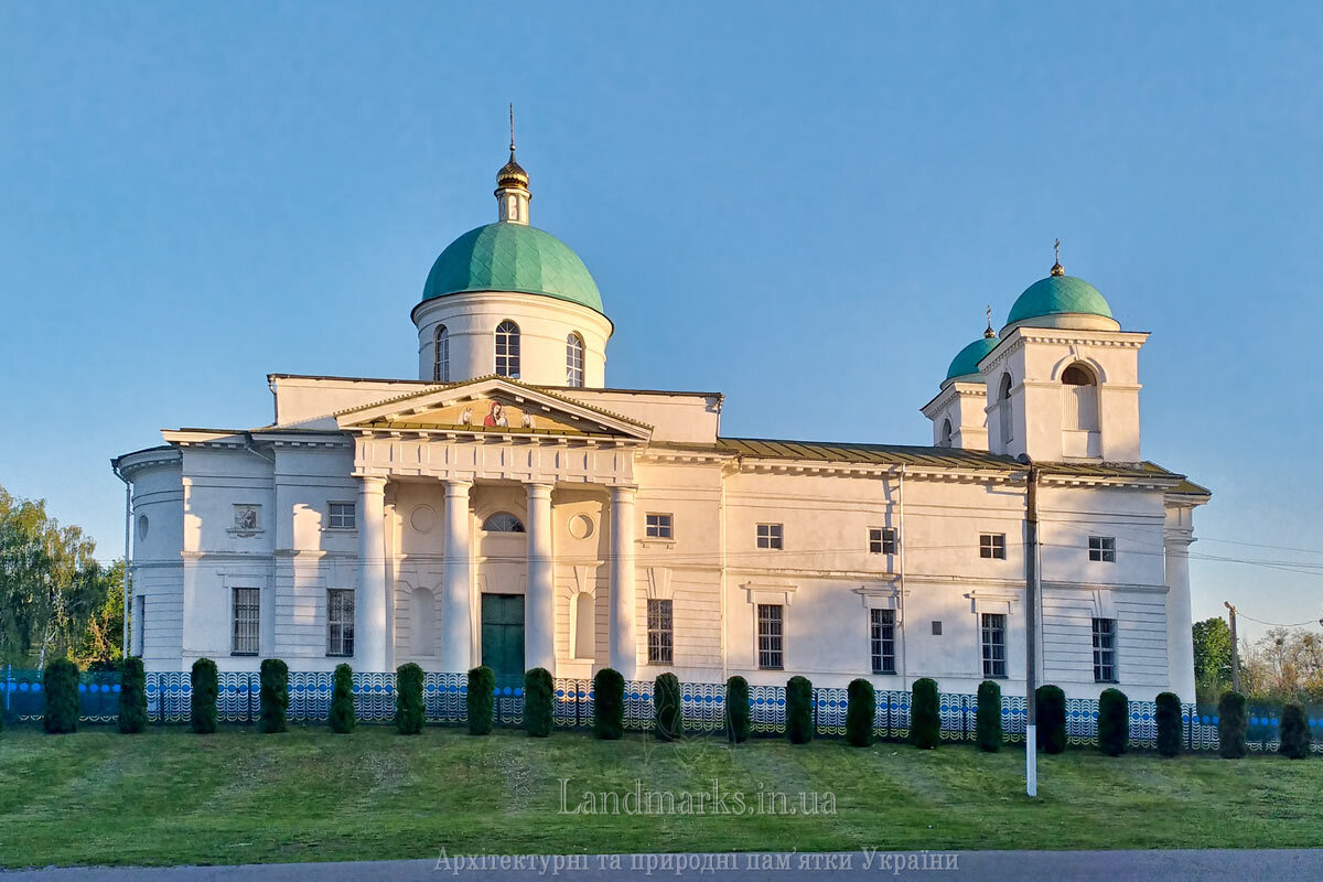 Покровська церква  - один з найбільших мурованих храмів на Київщині