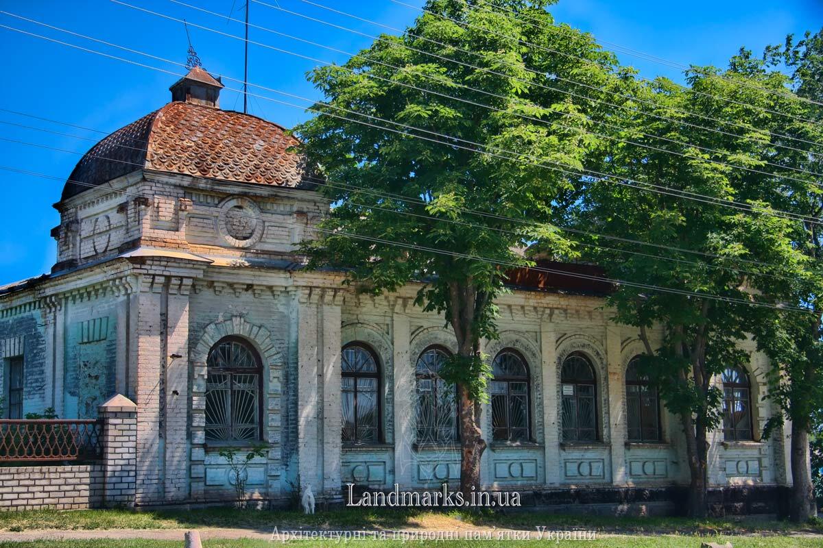 Гарна колишня синагога скромно розташувалася на виїзді з Бобринця