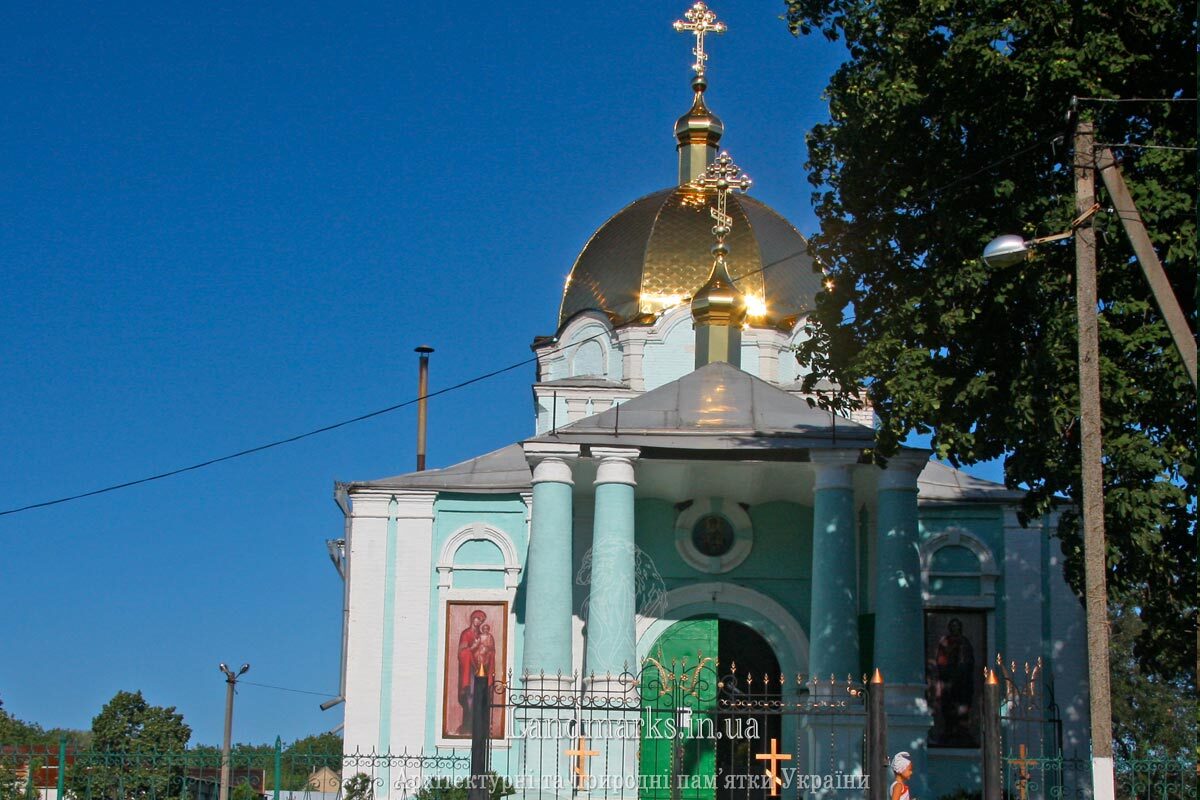 Зовнішній декор Новомиргородської церкви виконано в стилі еклектики