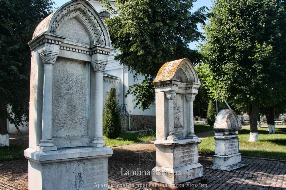 надгробки родини Раєвських