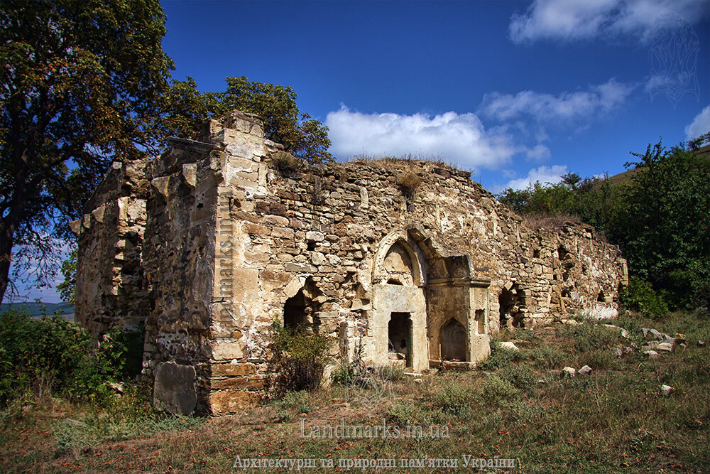 Руїни вірменської церкви в селі Багате