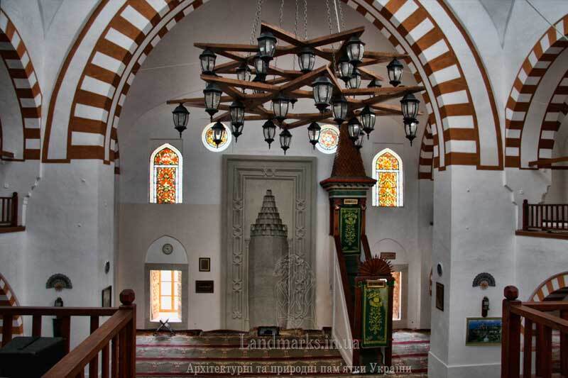 Всередині мечеті