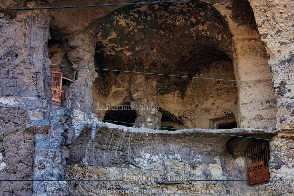 Закинутий старий скельний монастир в Інкермані