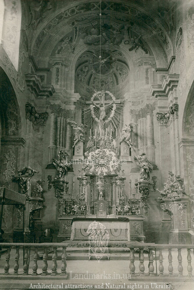 Архівна фотографія вівтаря костелу в Годовиці