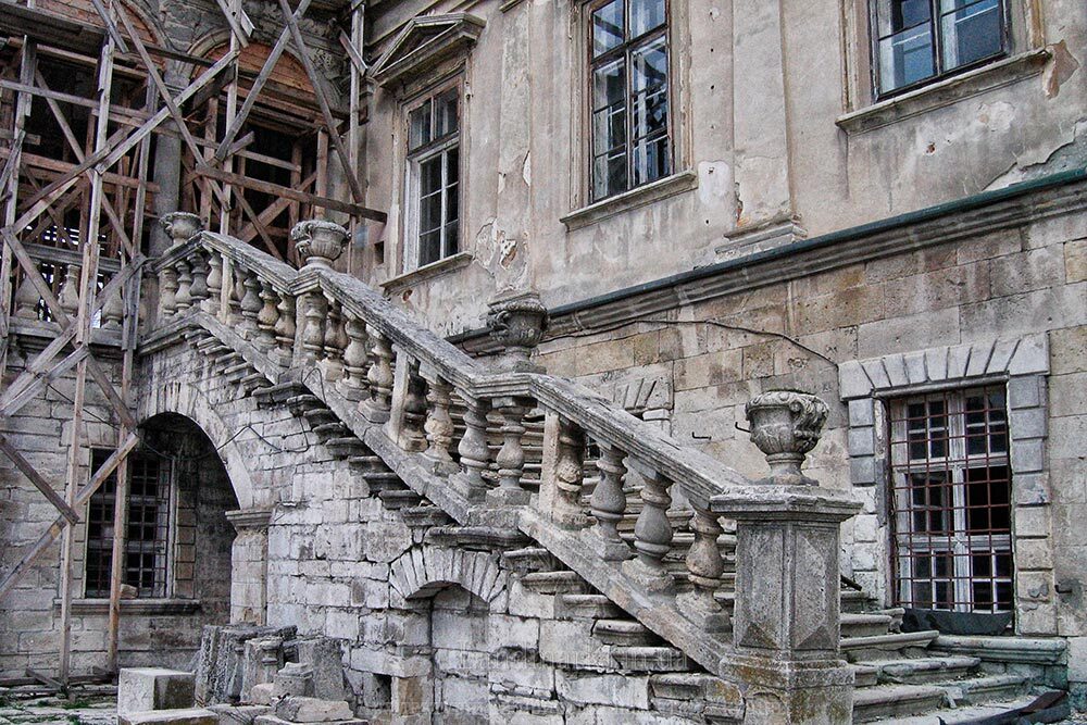 Збіжні сходи на західну лоджію Підгорецького палацу