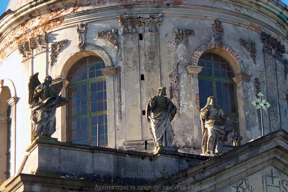 Скульптури на фасаді костелу в Підгірцях