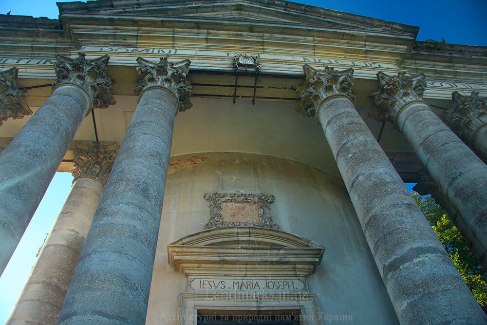 колони костелу в Підгірцях
