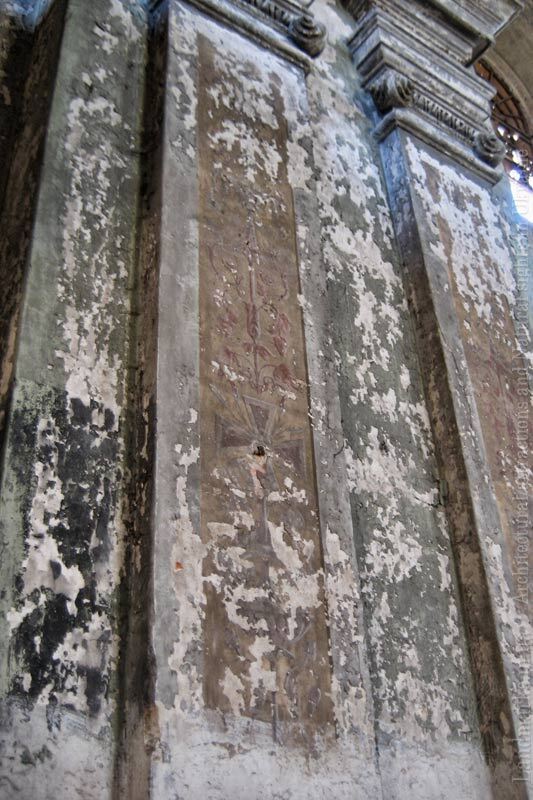 Стан костелу в Угніві стіни розписи
