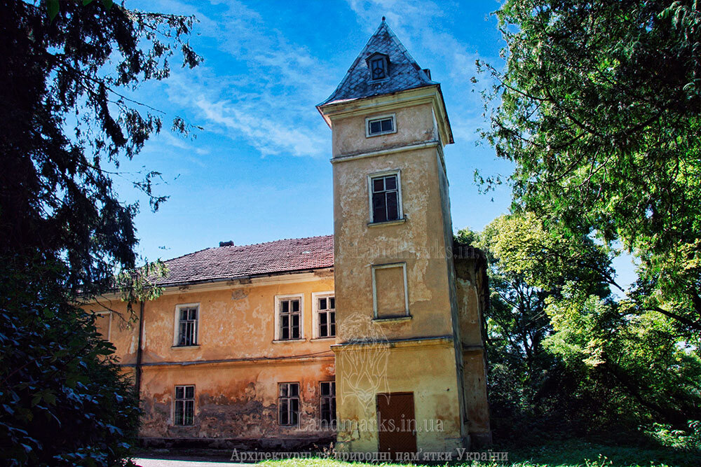 Флігель в маєтку Фредро та його чотириярусна вежа
