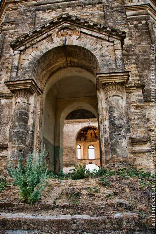Вхід до храму в Краснопілл, що на Миколаївщині, прикрашено було колонами та портиком