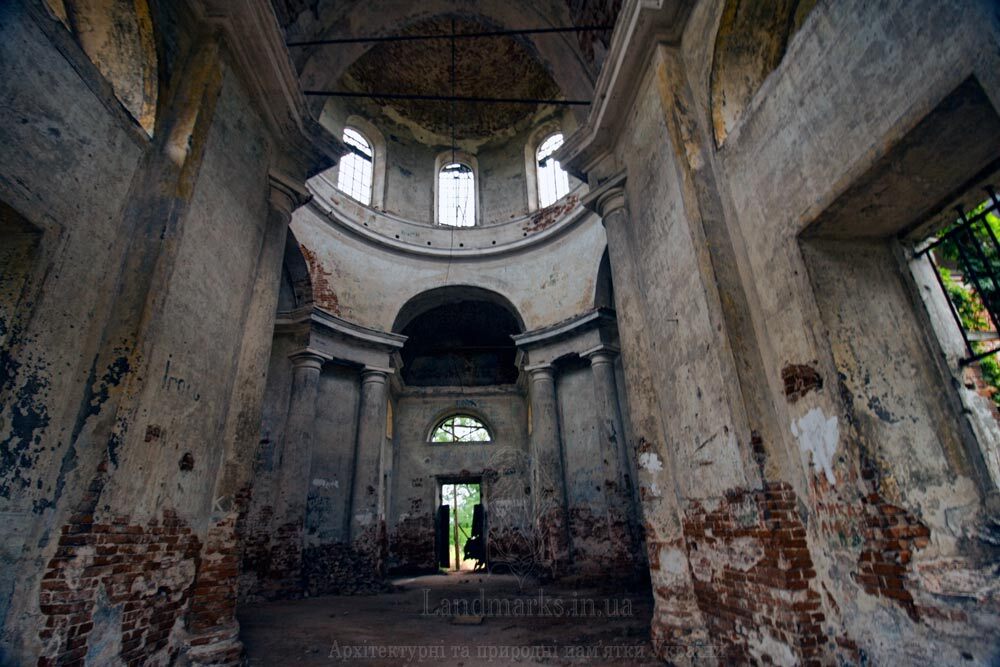Всередині закинутого храму в Федорівці