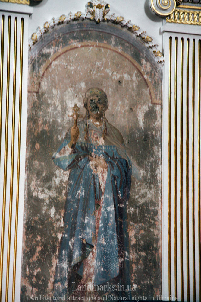 Пошкоджені розписи святої в соборі Мгарського монастиря