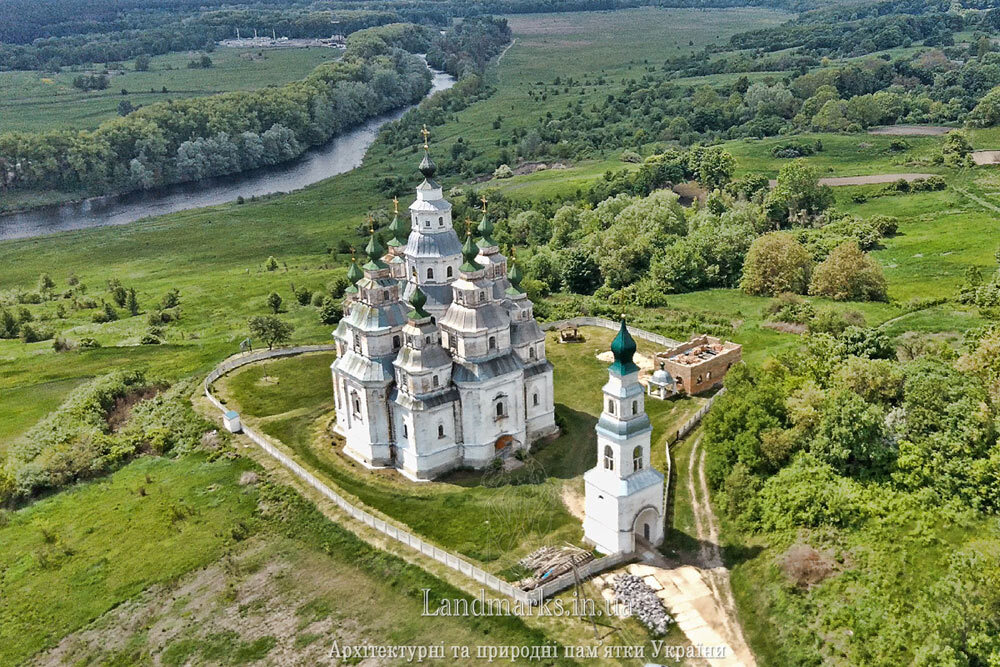 Мурований дев'ятибанний храм у Плішивці - єдиний що зберігся в Україні
