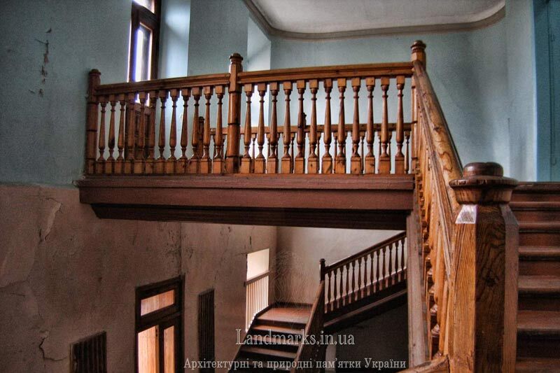 старовинні сходи в палаці