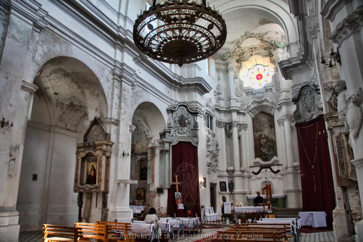 Всередині костелу в Дубровиці Костели на Волині