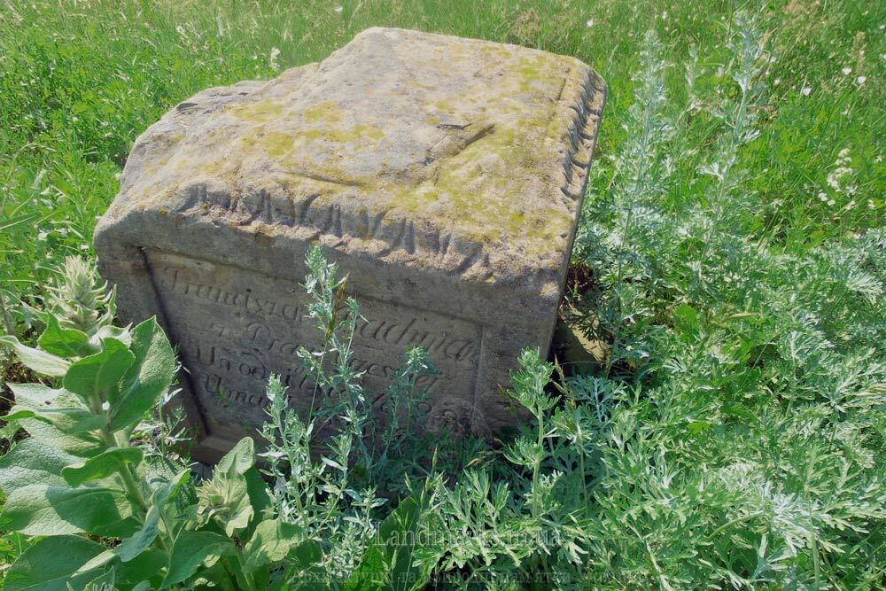 залишки надгробків у Невиркові Польський цвинтар