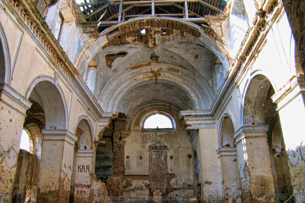 Руїни костелу вівтарна частина. НЕвірків. Католицькі церкви ВОлині