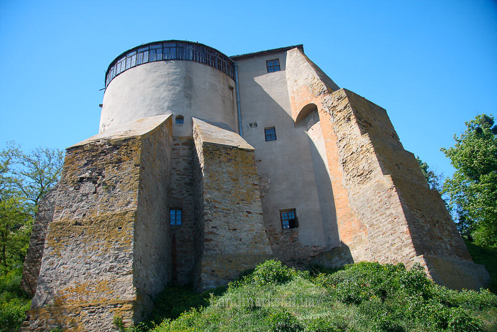 Вежа-донжон  Острозького замку має назву Мурована