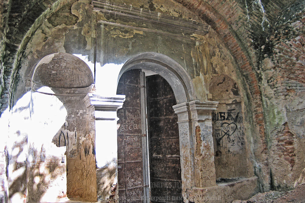 всередині костелу в Тайкурах