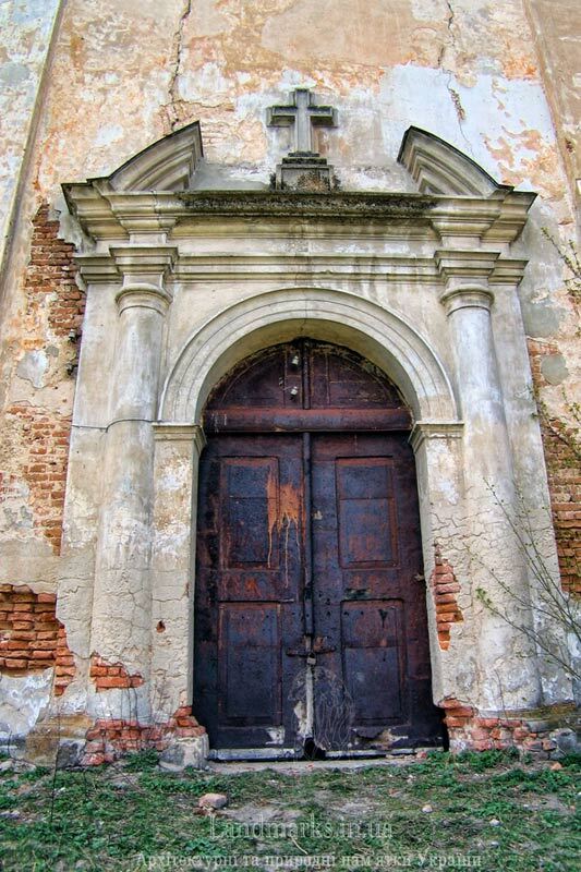Портал та головний вхід до костелу св. Антонія у Великіх Межирічах